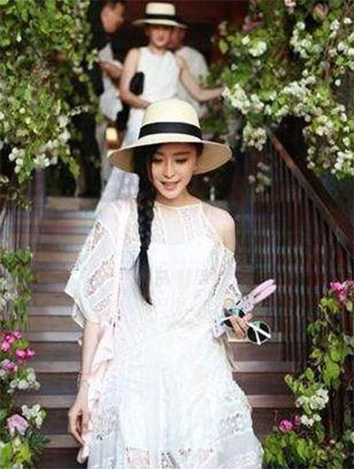 看看女星們花式戴草帽的(de)帽子(zǐ)戲法！