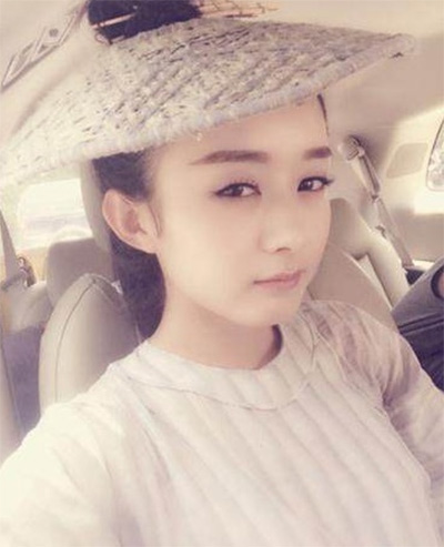 看看女星們花式戴草帽的(de)帽子(zǐ)戲法！
