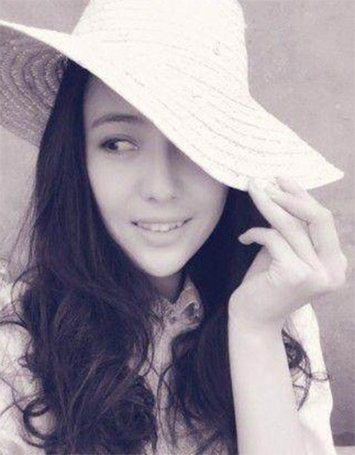 看看女星們花式戴草帽的(de)帽子(zǐ)戲法！